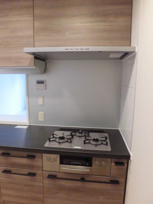 ウォールナット×ブラックでシックなキッチンに